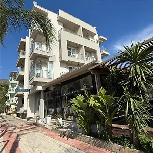 Hotel Royal, Radhimë